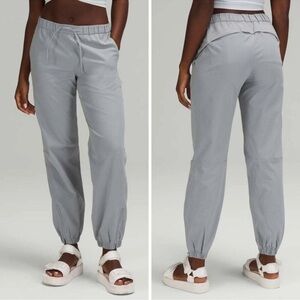 Lululemon Essential Affinity Mid Rise Jogger in Rhino Grey
